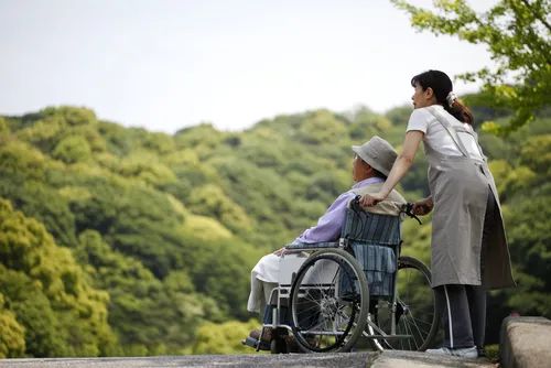 父母有权要求子女履行定期探望的精神赡养义务